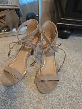Madeline Stuart 9M MIA Beige Suede Ankle-Tie Heels SO SEXY!!!! Never Worn